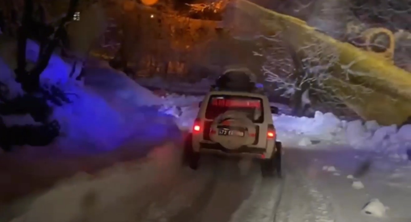 Yolu kapanan köyde &rsquo;hasta kurtarma operasyonu&rsquo;