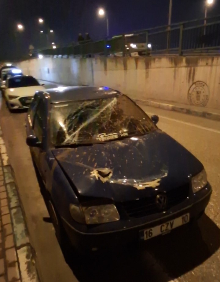 Bursa&rsquo;da akıl almaz trafik kazası: Demir bariyerler araçların üzerine düştü