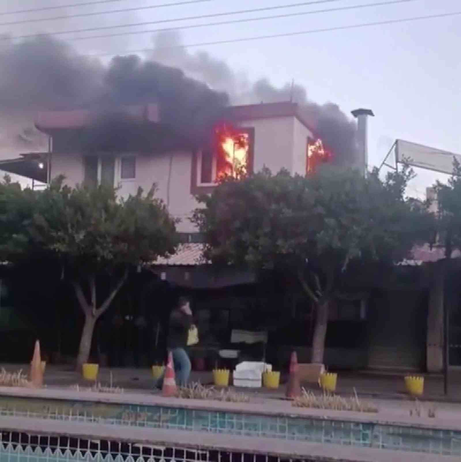 M&uuml;stakil ev alevlere teslim oldu
