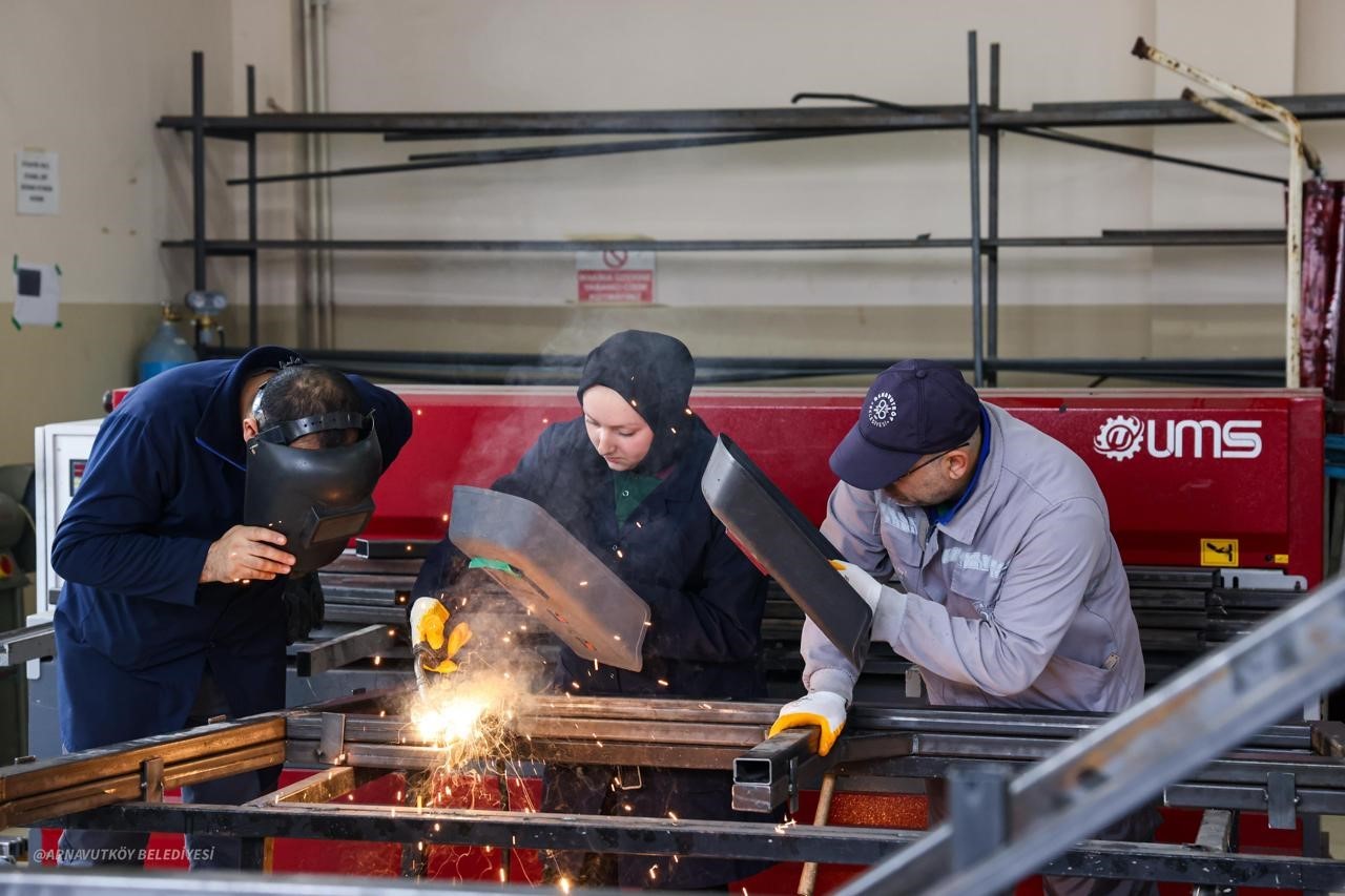 Arnavutk&ouml;y Belediyesinin kamelyaları meslek liselerinde &uuml;retiliyor
