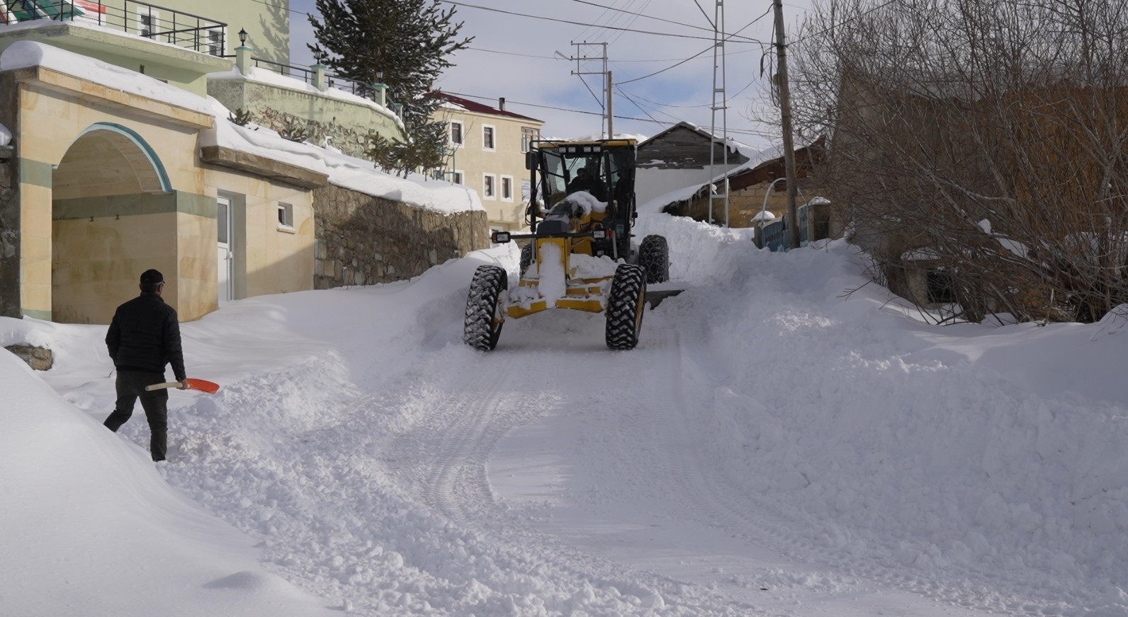 G&uuml;m&uuml;şhane&rsquo;de kapanan k&ouml;y yollarında kar mesaisi aralıksız s&uuml;r&uuml;yor
