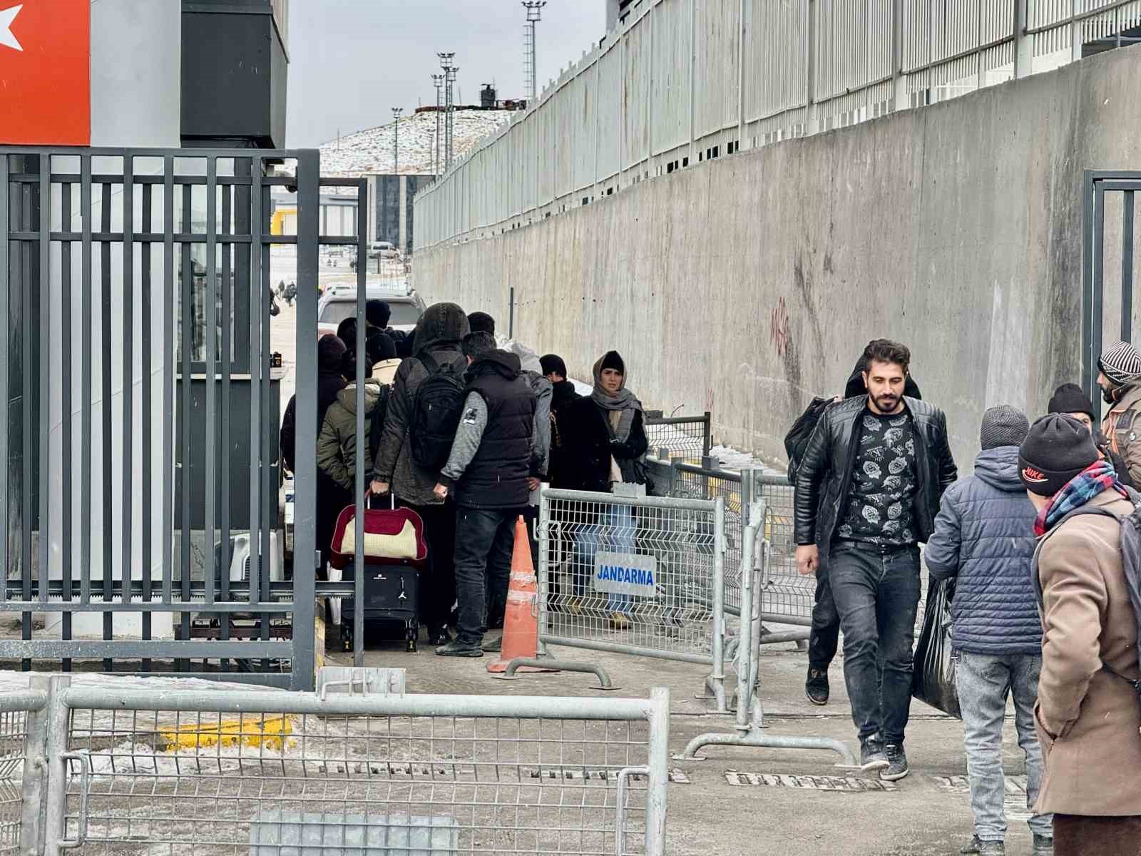 İranlılar Trump&rsquo;a tepkili: Sorunumuz savaş değil ekonomi
