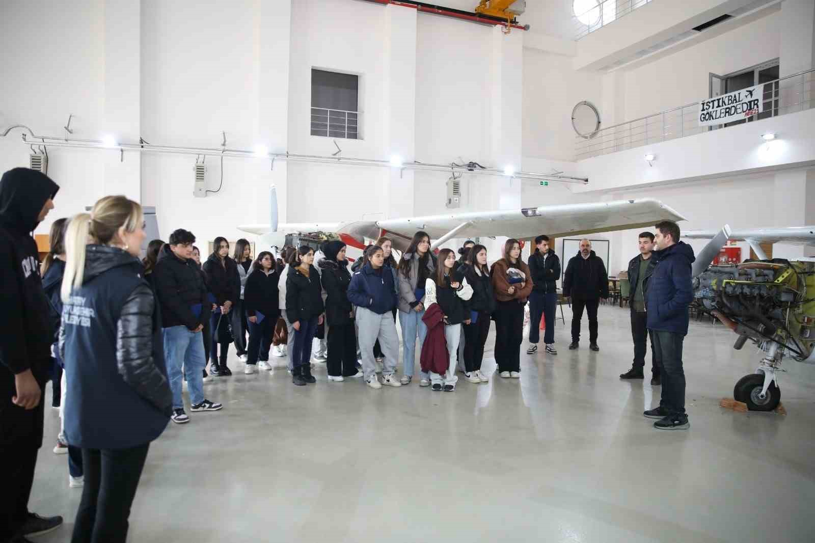 Hatay B&uuml;y&uuml;kşehir Belediyesi&rsquo;nin kariyer planlama gezileriyle lise &ouml;ğrencileri &uuml;niversiteyi gezdi
