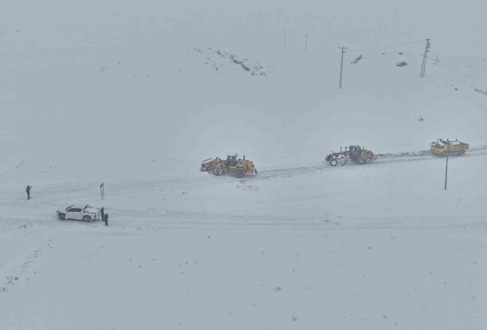 Van’da 363 yerleşim yerinin yolu kapandı