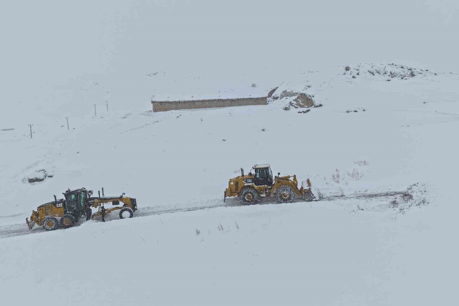 Van&rsquo;da 363 yerleşim yerinin yolu kapandı
