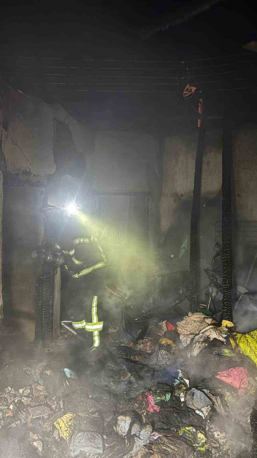 Burdur&rsquo;da &ccedil;ıkan yangında ev k&uuml;le d&ouml;nd&uuml;, 5 kişi kurtuldu
