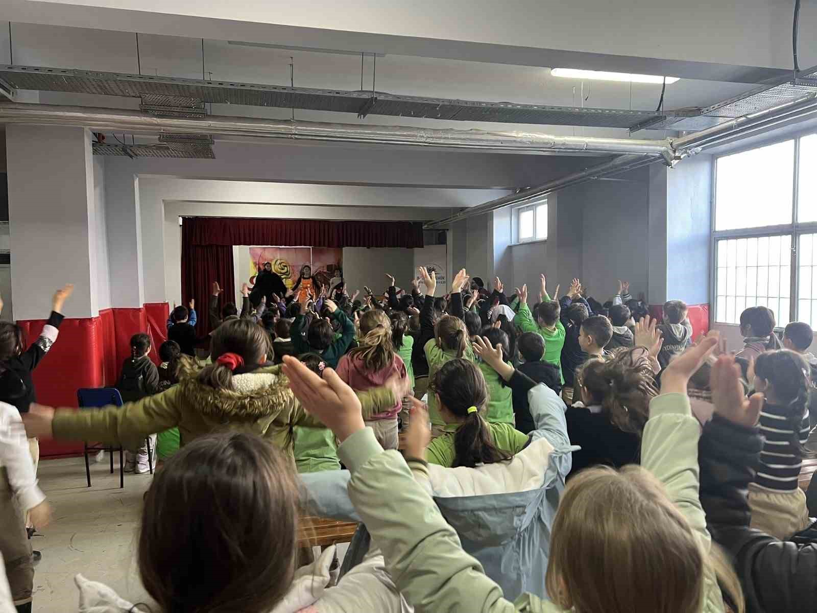 "RI-FAT GSB &Ccedil;ocuk Tiyatrosu" projesi kapsamında okullarda tiyatro g&ouml;sterisi
