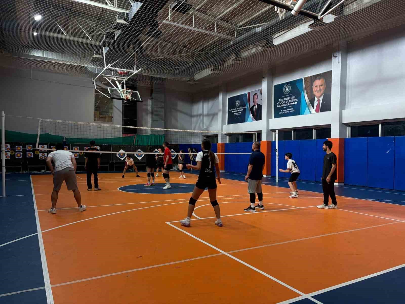 D&uuml;zce Gen&ccedil;lik Merkezi&rsquo;nde voleybol heyecanı s&uuml;r&uuml;yor
