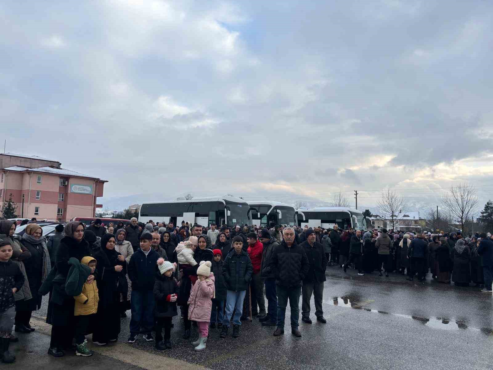 Umre kafilesi dualarla uğurlandı