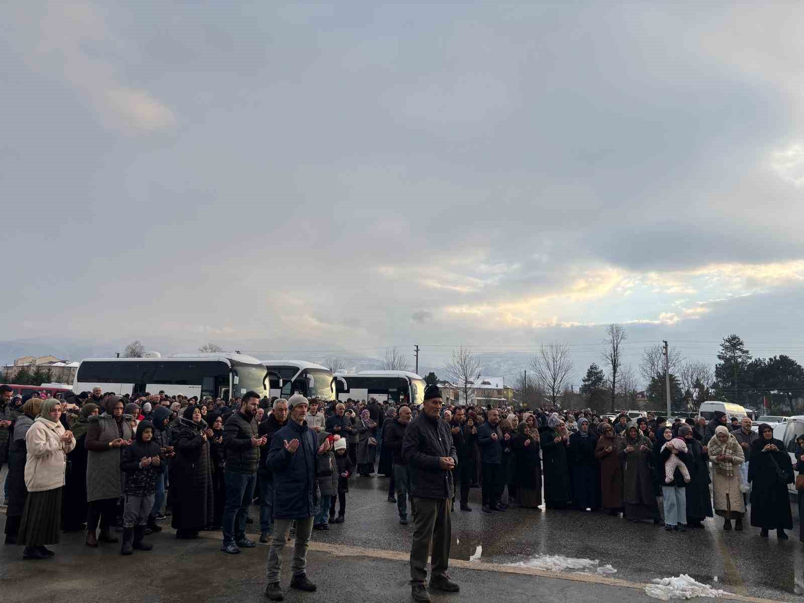 Umre kafilesi dualarla uğurlandı
