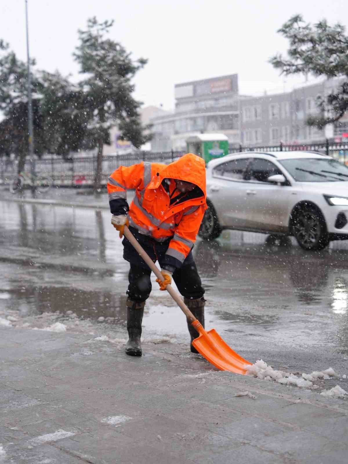 D&uuml;zce&rsquo;de kar timleri sahada g&ouml;rev başında
