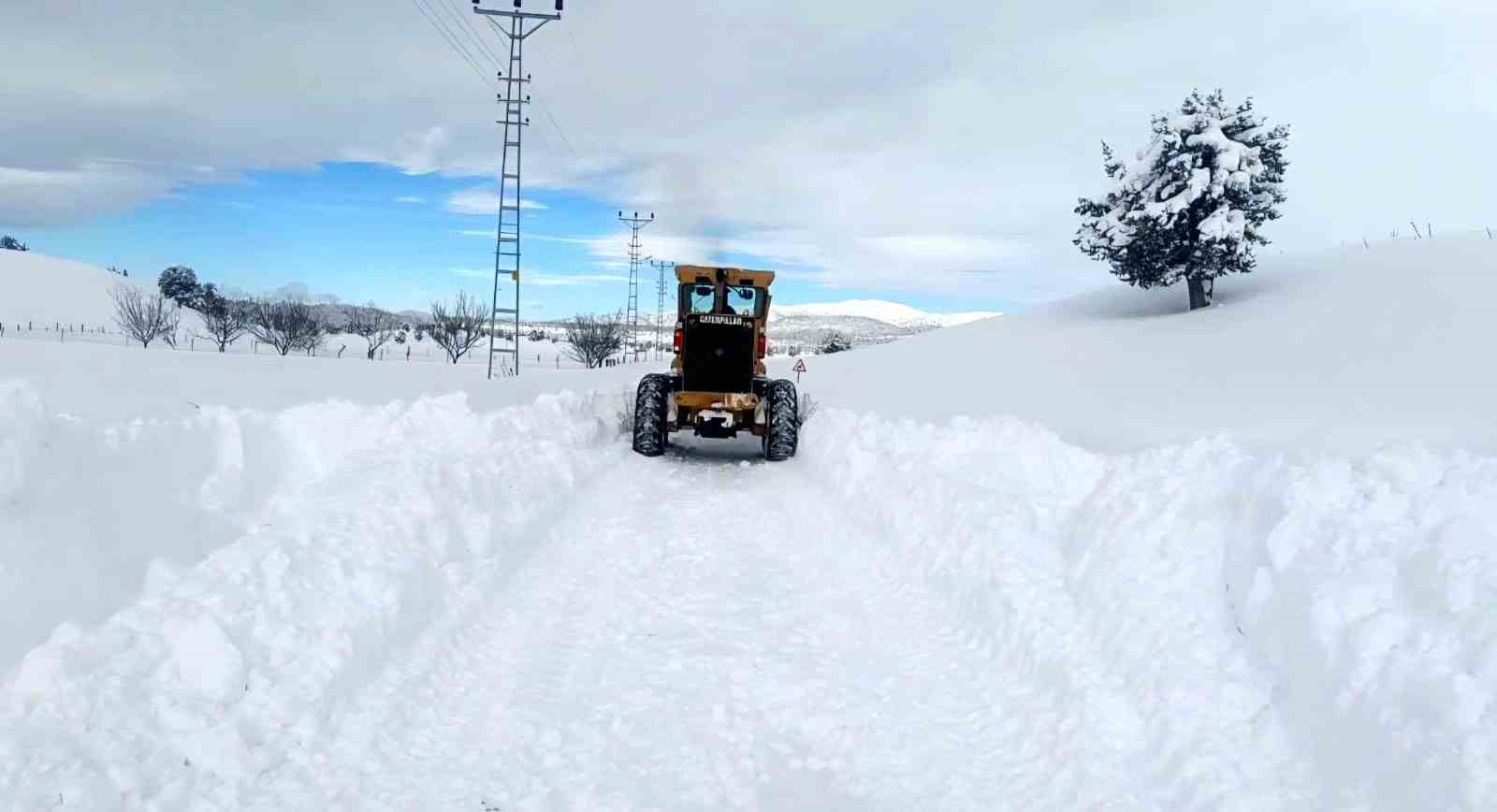 Büyükşehir, kırsalda karla mücadeleyi sürdürüyor