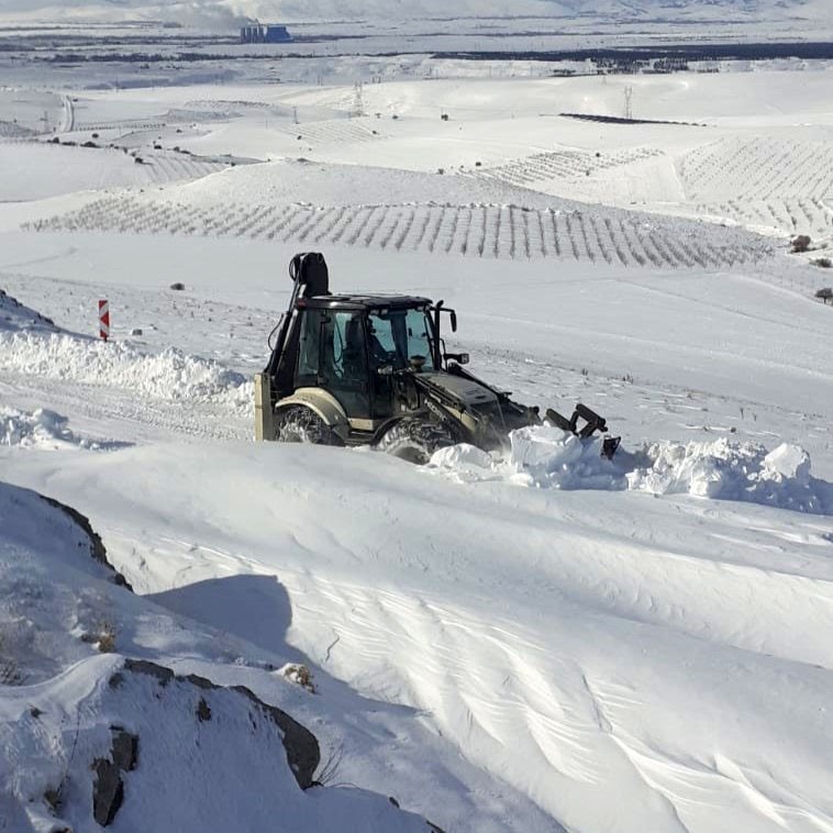 B&uuml;y&uuml;kşehir, kırsalda karla m&uuml;cadeleyi s&uuml;rd&uuml;r&uuml;yor

