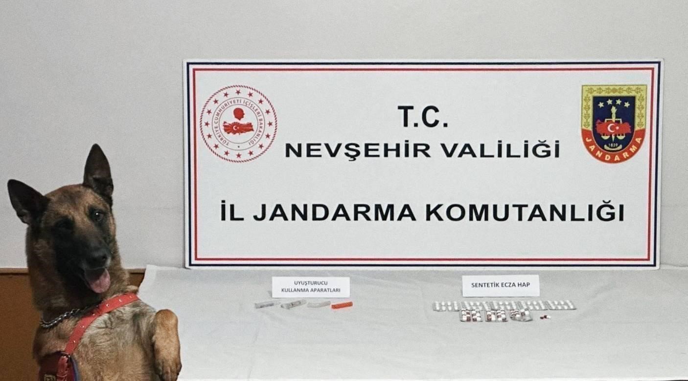 Uyuşturucu tacirleri, narkotik k&ouml;peğinden ka&ccedil;amadı
