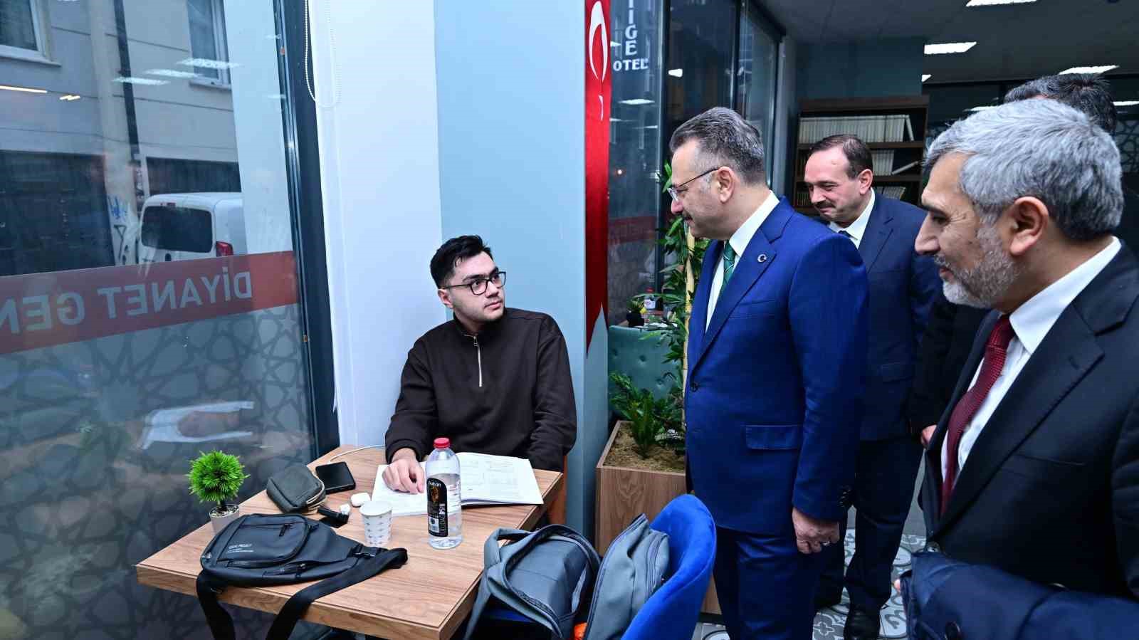 Vali Aksoy, ’Diyanet Aile ve Gençlik Merkezi’nde incelemelerde bulundu