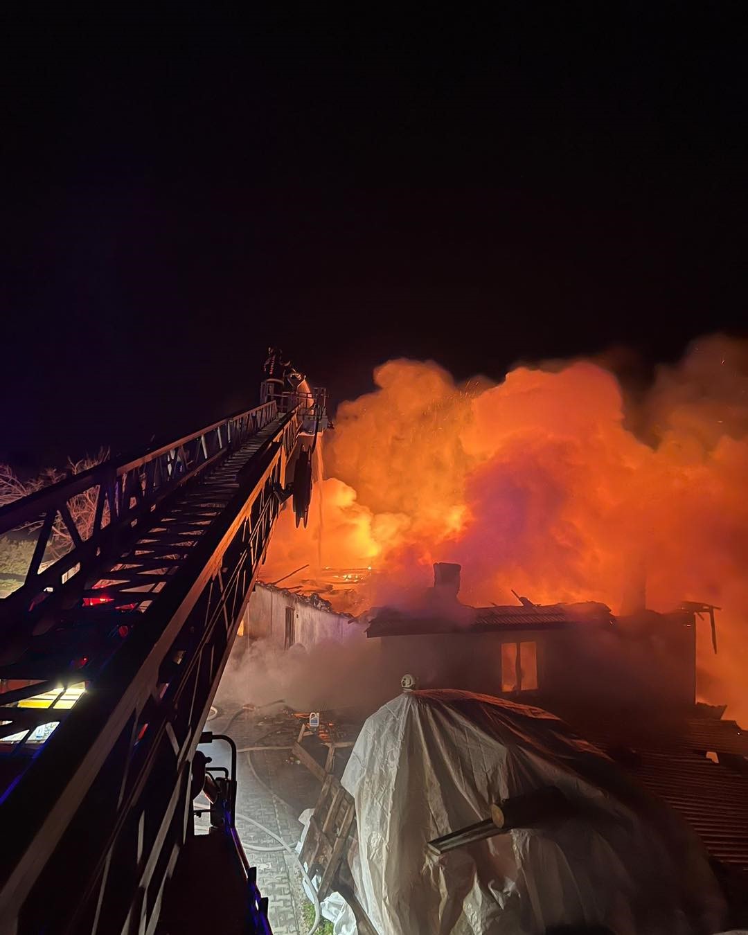 Denizli&rsquo;de alevler iş yerini kullanılamaz hale getirdi
