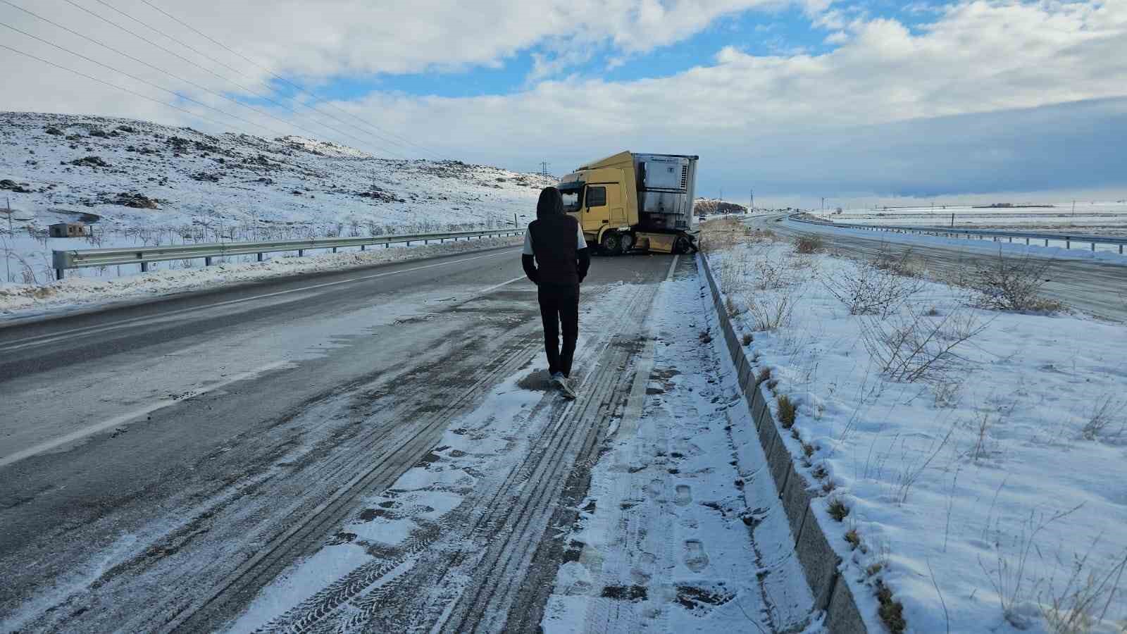 Adilcevaz&rsquo;da karpuz y&uuml;kl&uuml; tır kaza yaptı: 1 yaralı
