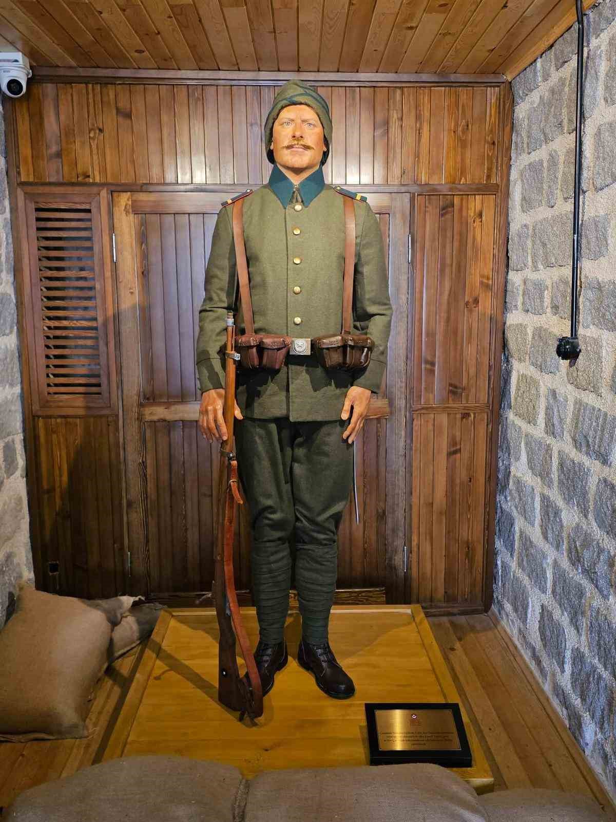 Ezineli Yahya &Ccedil;avuş&rsquo;un hiperrealist heykeli m&uuml;zede sergilenmeye başlandı
