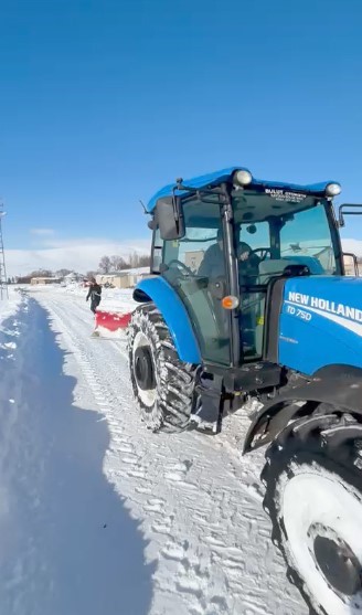 Trakt&ouml;r arkasında kayak keyfi
