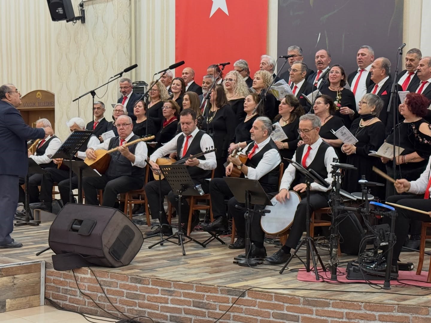Gölcük’te Türk Halk Müziği Değirmendere Korosu konser verdi