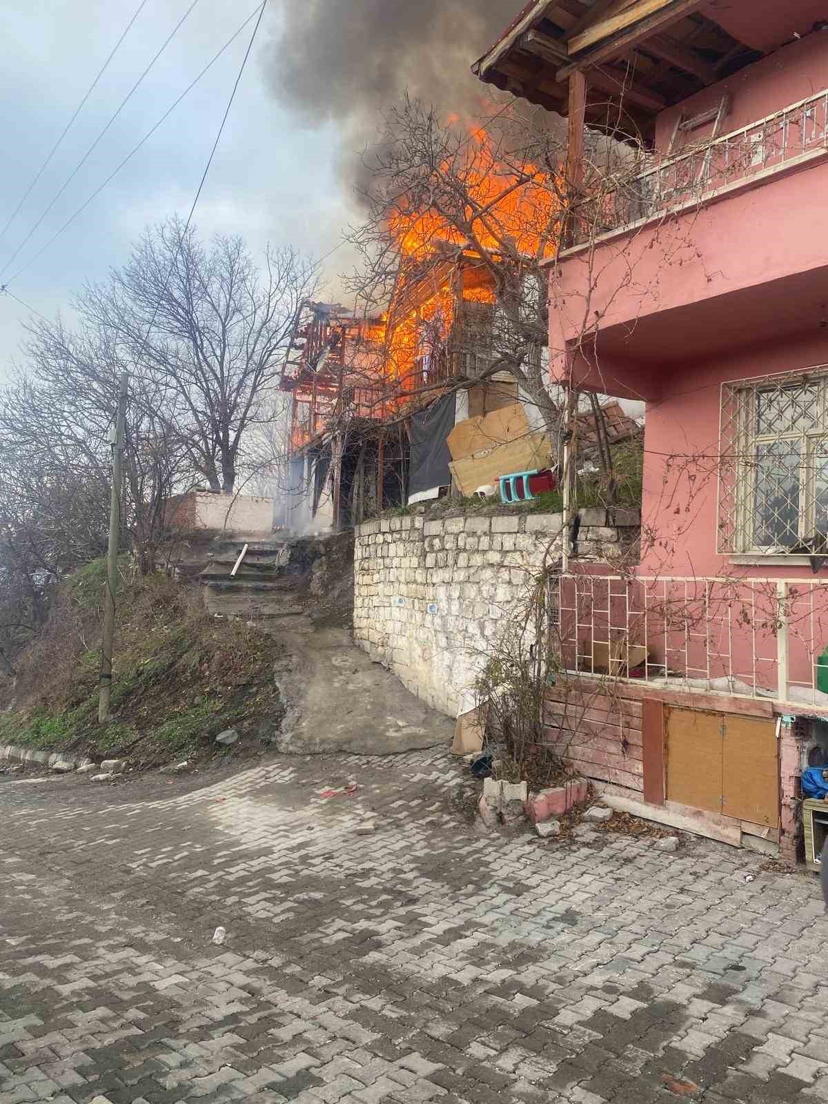 Tokat&rsquo;ta sobadan &ccedil;ıkan kıvılcım evi k&uuml;l etti
