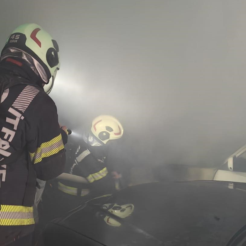 Kapalı otoparkta duran otomobile alevler sarsı