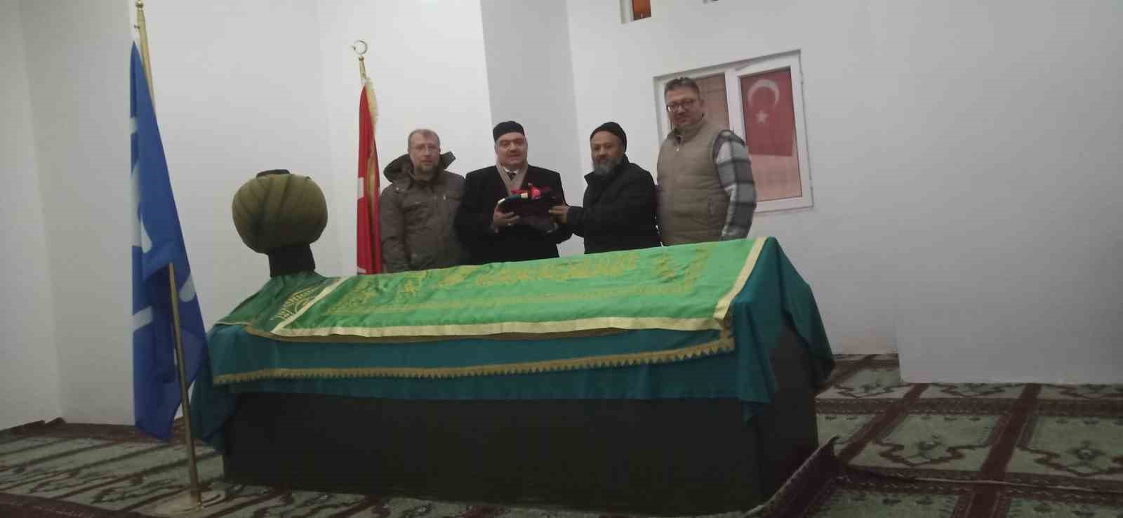 Karadona Hamza Bey’in türbesine Sakal-ı Şerif hediye edildi
