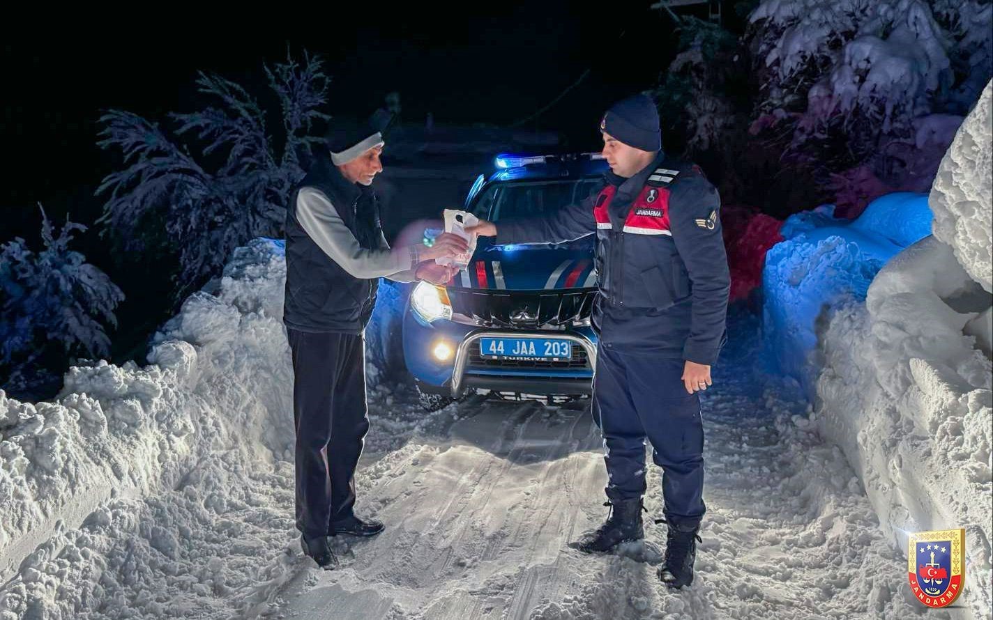 Malatya&rsquo;da kardan kapanan yollarda ekipler vatandaşların yardımına koştu
