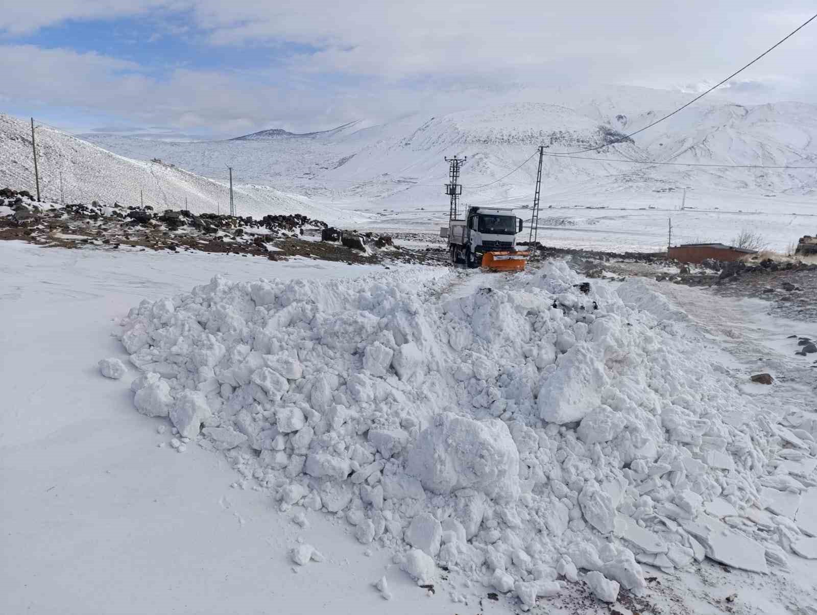 Iğdır&rsquo;da karla m&uuml;cadele &ccedil;alışmaları aralıksız s&uuml;r&uuml;yor
