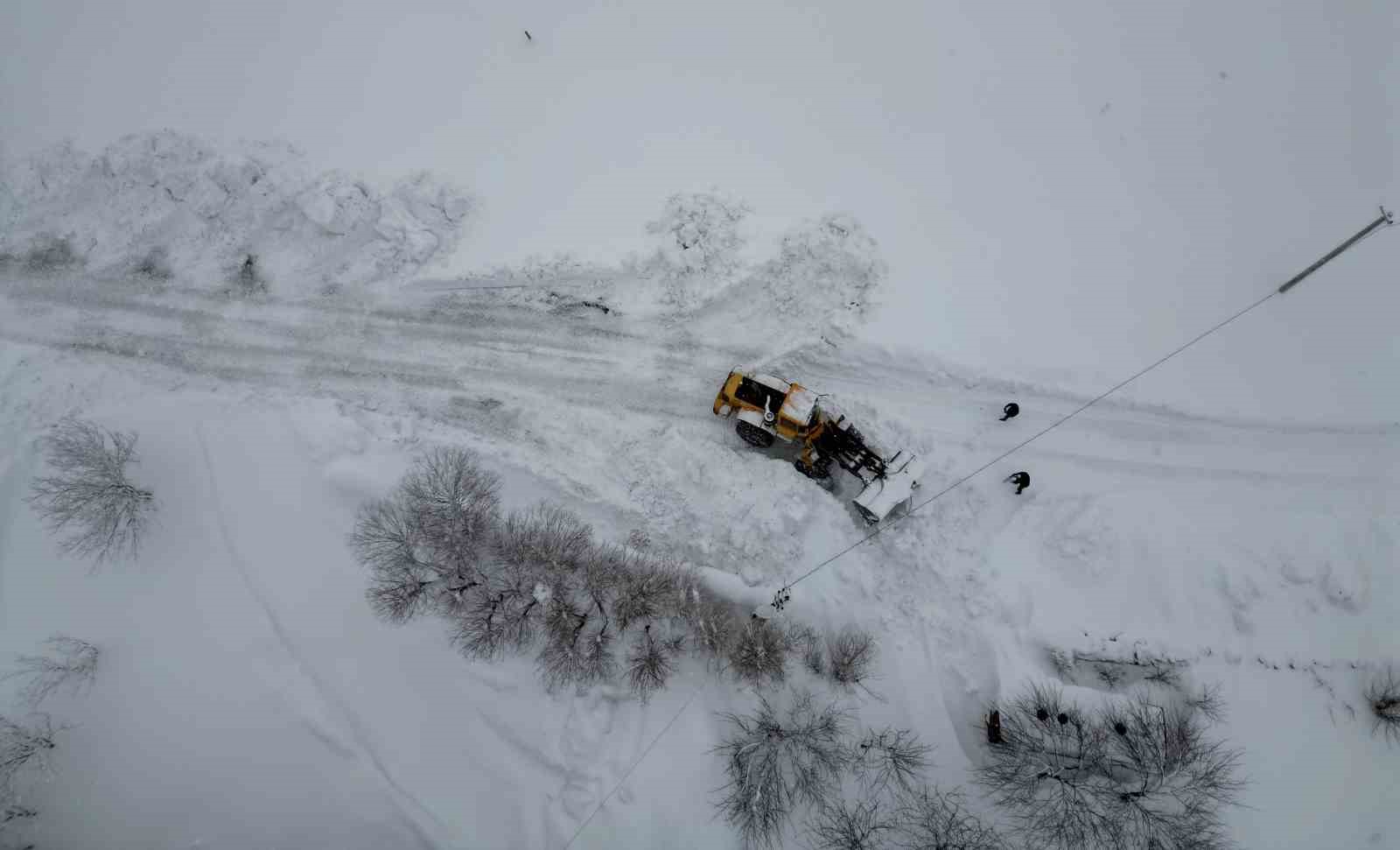 Bitlis’te köy yollarında karla mücadele çalışması