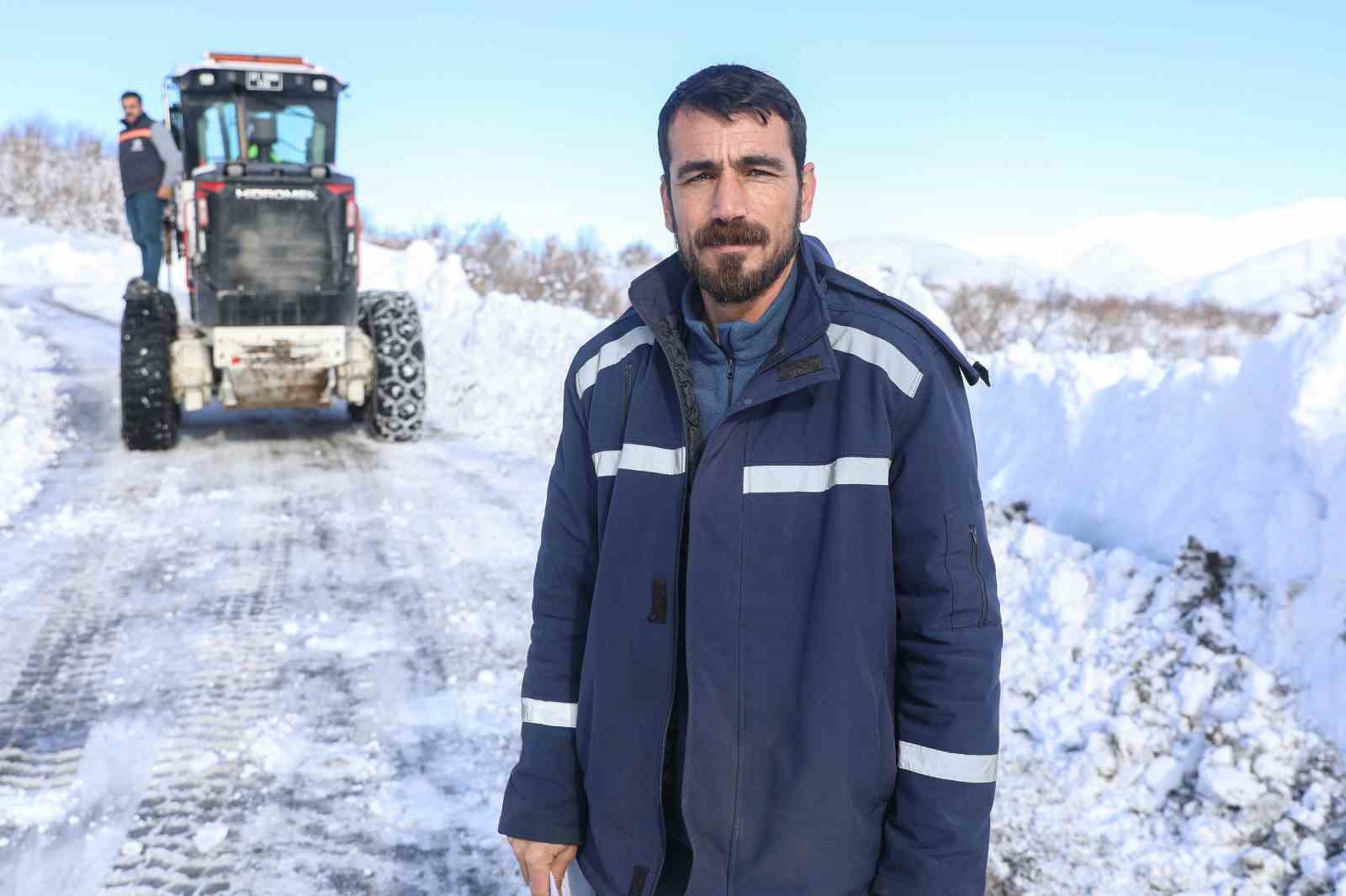&Ccedil;&uuml;ng&uuml;ş&rsquo;te bin 500 metre rakımda yollar kardan temizleniyor
