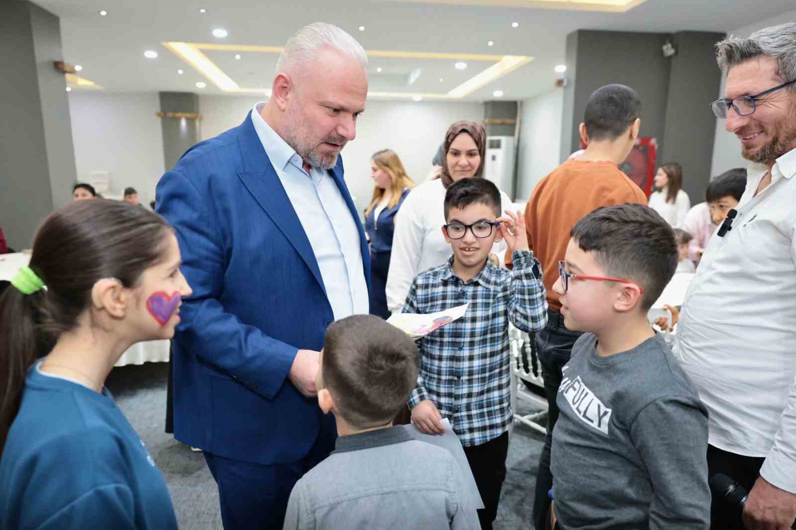 Menemen&rsquo;de &ouml;zel &ccedil;ocukların karne sevinci y&uuml;rekleri ısıttı
