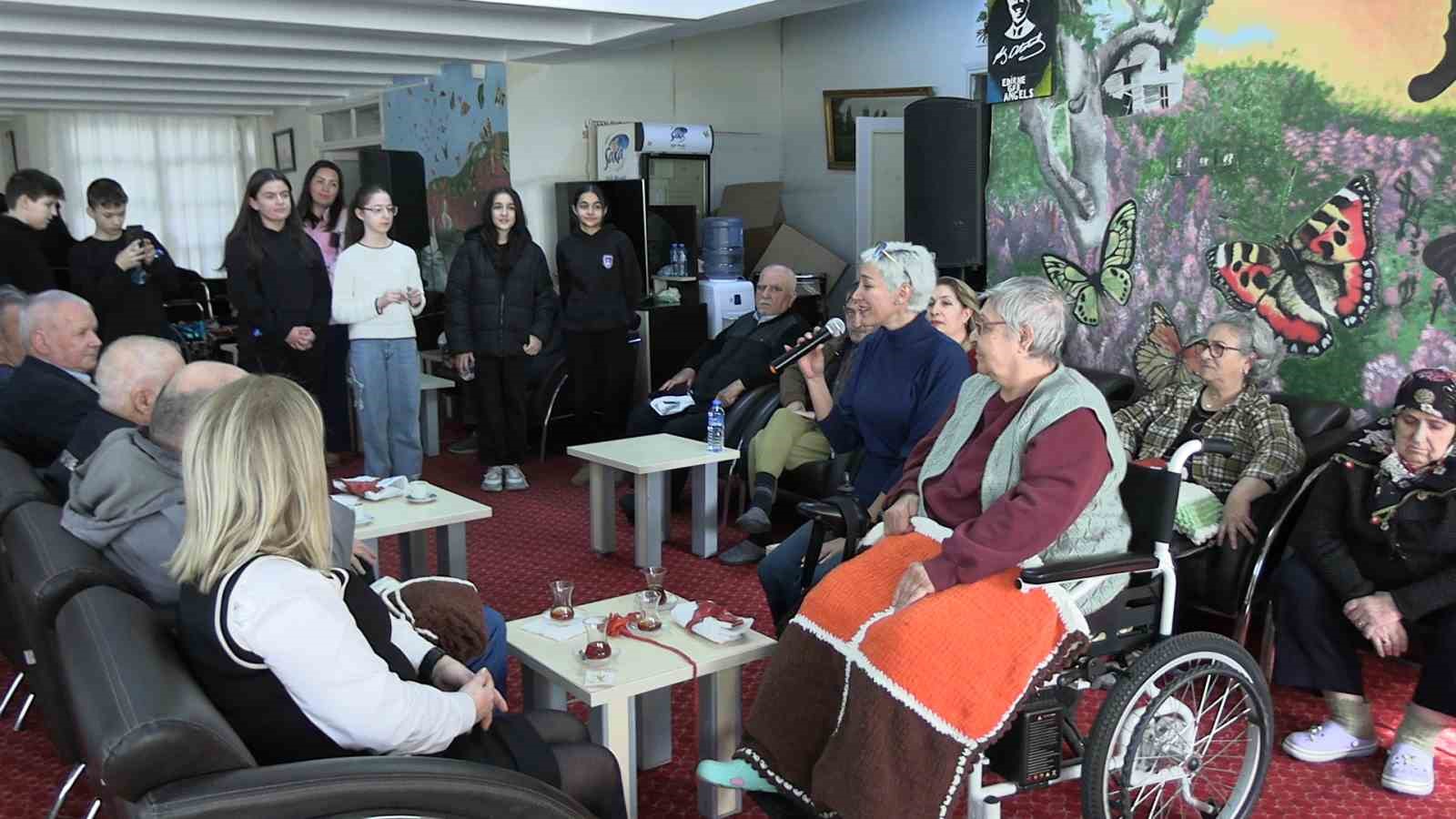 Edirne’de öğrenciler huzurevi sakinlerinin yüreğini ısıttı: Minik ellerden büyük vefa