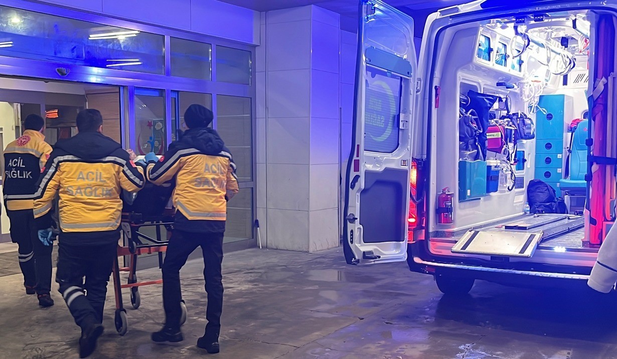 Karaman&rsquo;da sağlık ekibi kar yağışı ve tipiye rağmen diyaliz hastası kadını hastaneye ulaştırdı
