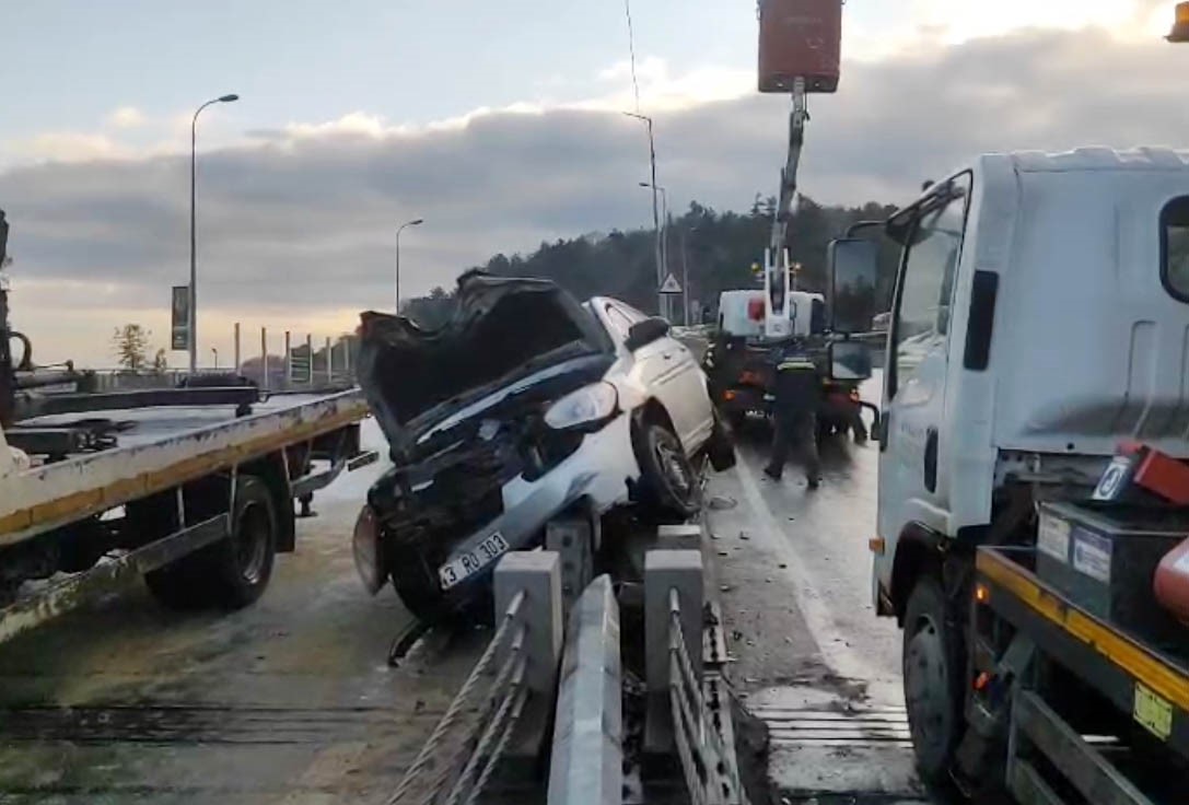 Sarıyer’de otomobil aydınlatma direğine çarptı