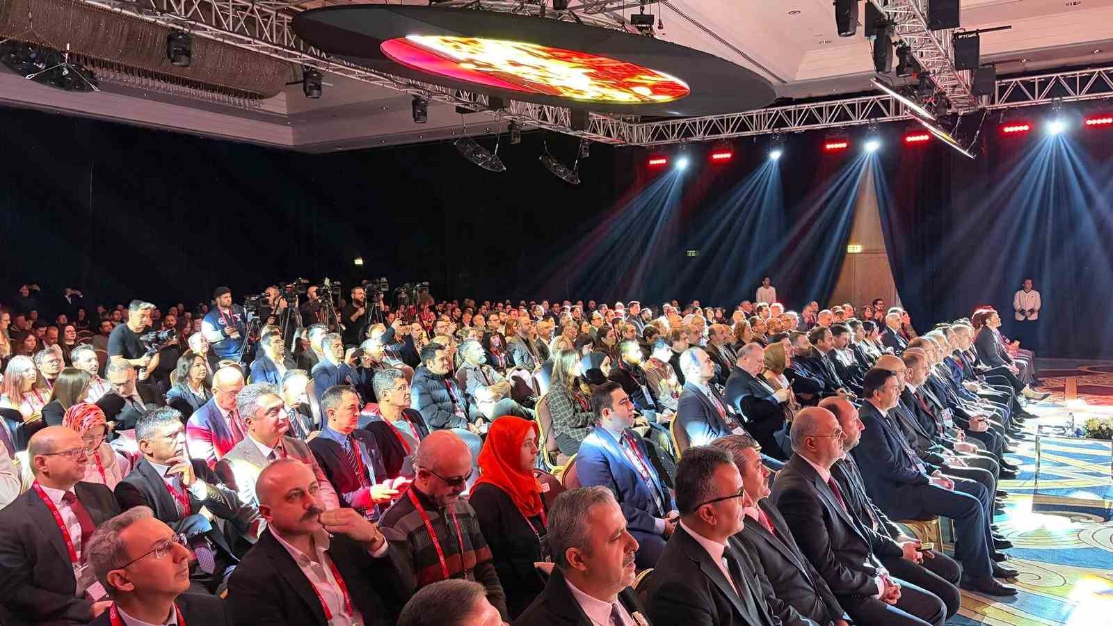 Vodafone T&uuml;rkiye CEO&rsquo;su Aksoy: "1 Nisan itibarıyla 5G&rsquo;yi m&uuml;şterilerimize ulaştıracağız"
