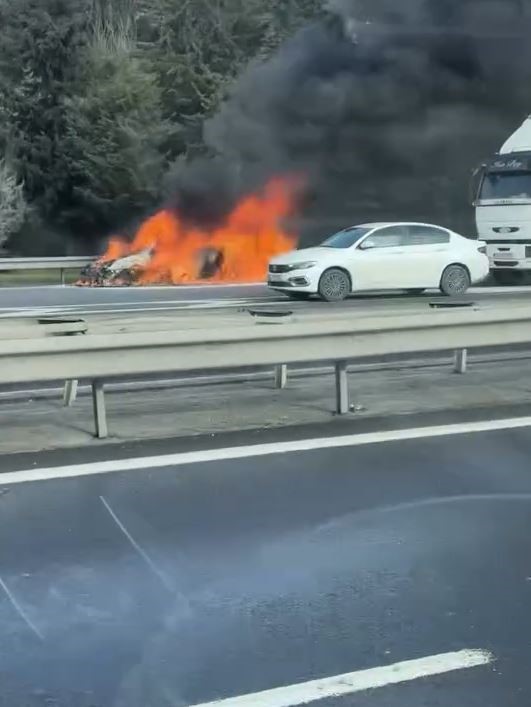 Avcılar’da seyir halindeki araç alev alev yandı