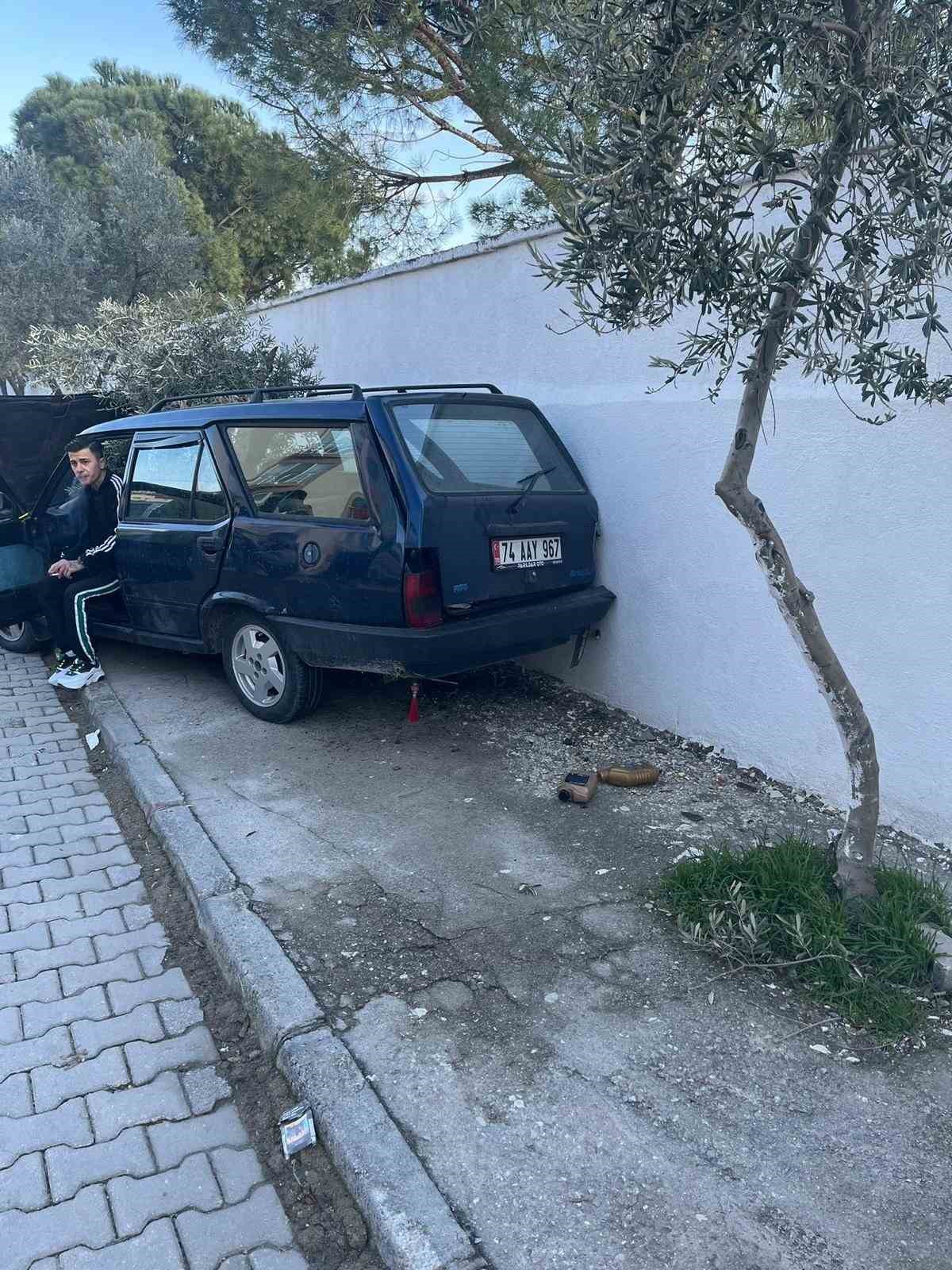 S&uuml;ratli otomobil &ouml;nce ağaca sonra duvara &ccedil;arptı
