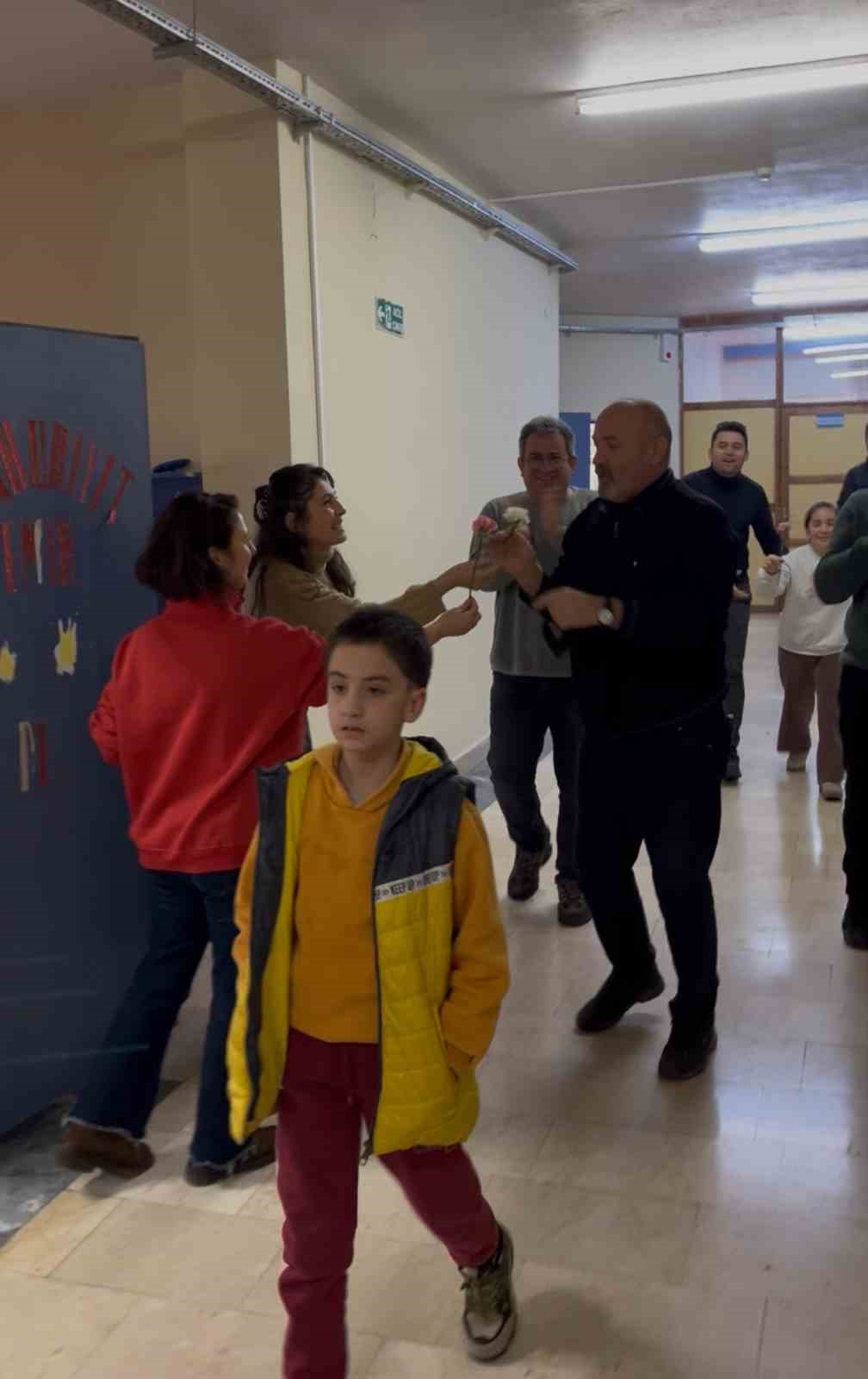 41 yıllık &ouml;ğretmene alkışlı ve &ccedil;i&ccedil;ekli veda
