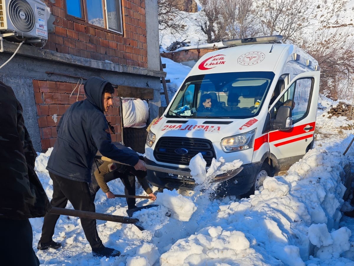 Ambulansa yol açmak için küreklerle seferber oldular