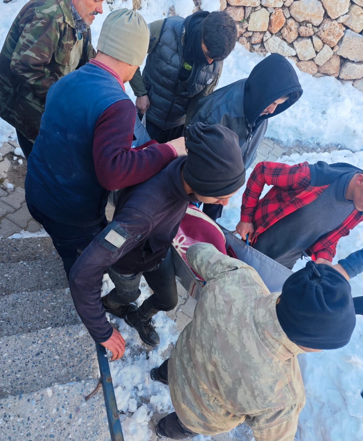 Ambulansa yol a&ccedil;mak i&ccedil;in k&uuml;reklerle seferber oldular
