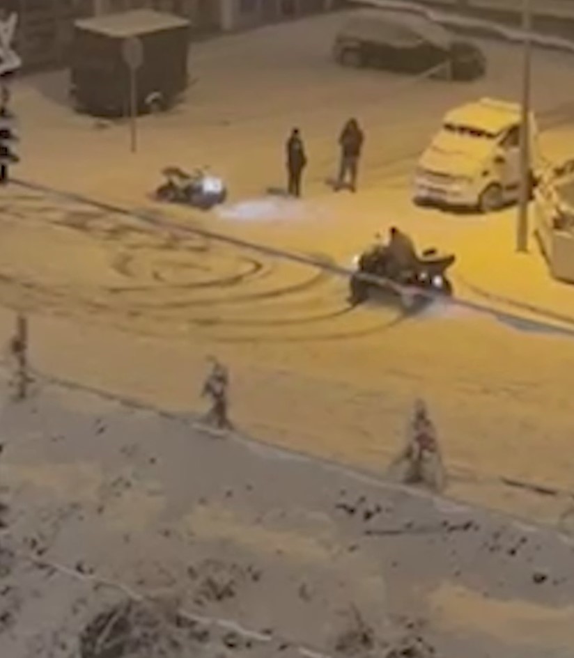 Kar &uuml;zerinde drift yapanlar polisten ka&ccedil;amadı
