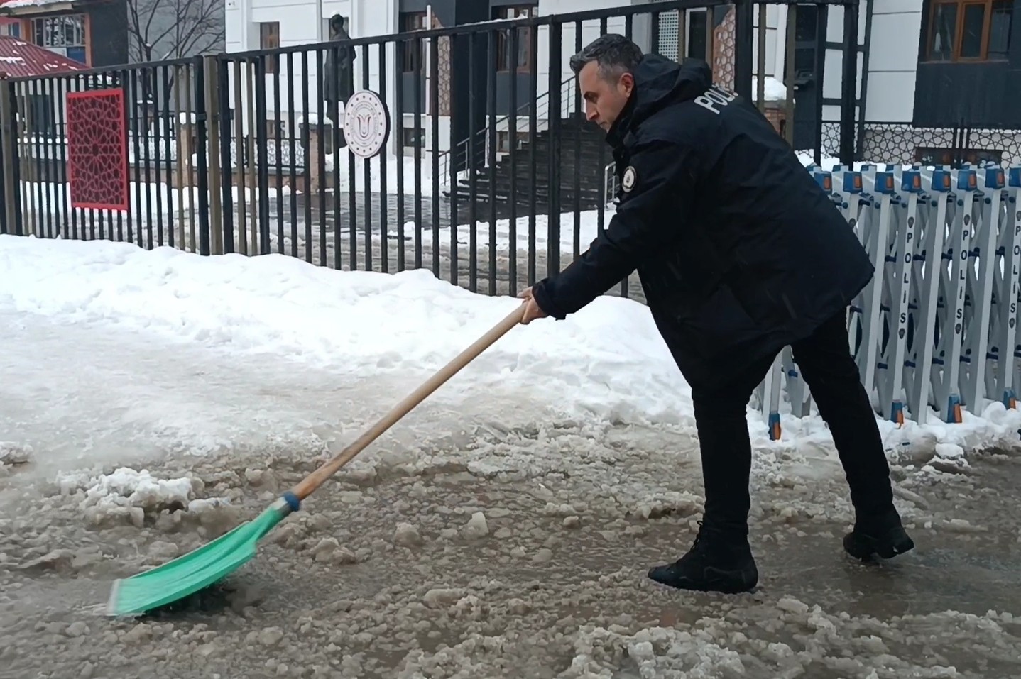 Muş&rsquo;ta polisten &ouml;rnek davranış: Su dolan caddeyi k&uuml;rekle temizledi
