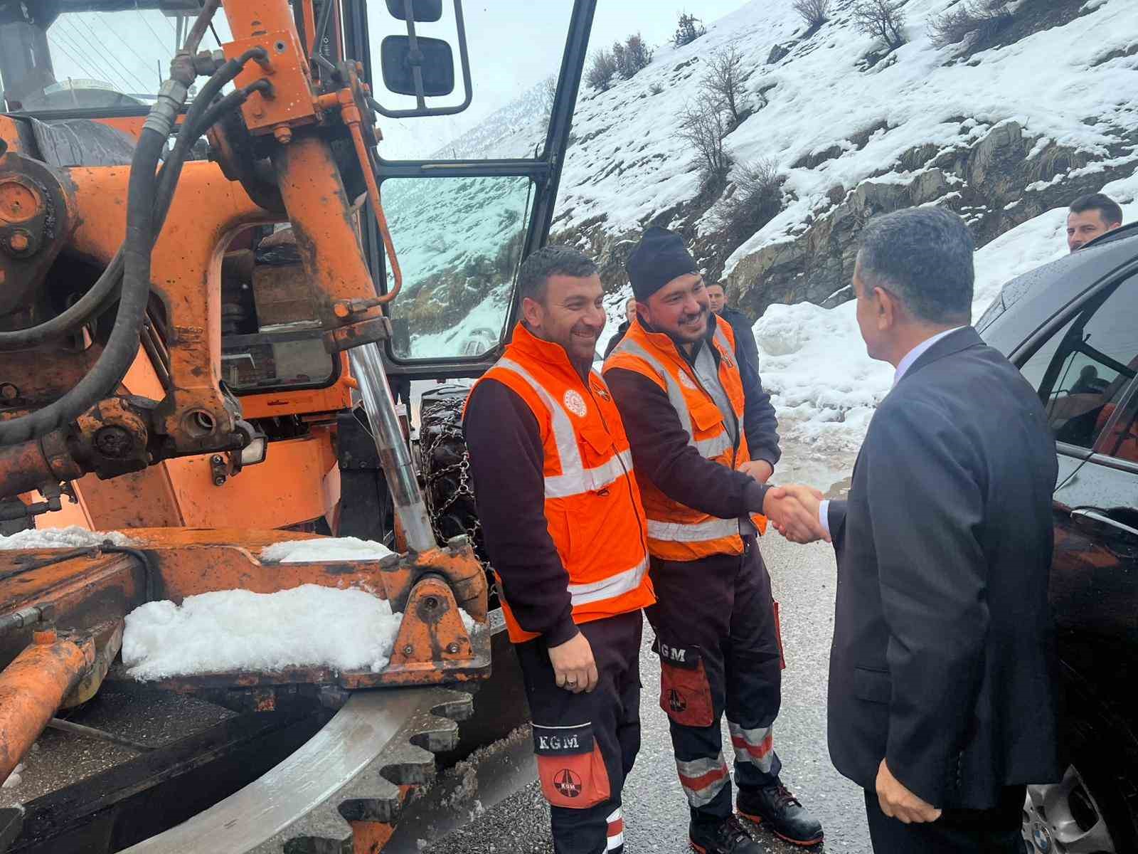 Vali Ekici karla mücadele çalışmalarını denetledi
