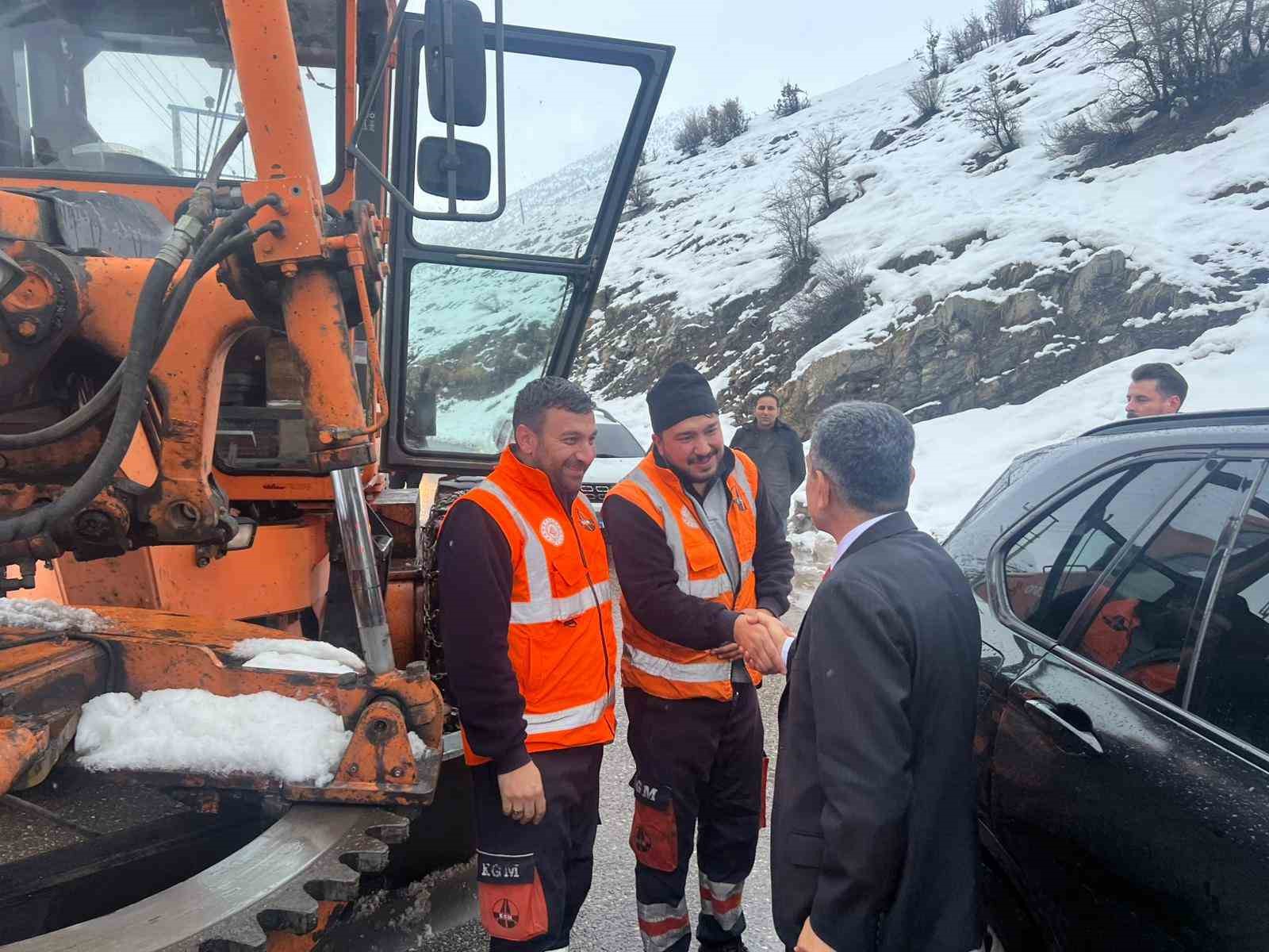 Vali Ekici karla m&uuml;cadele &ccedil;alışmalarını denetledi
