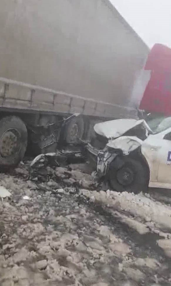 Diyarbakır’da buz tutan yolda zincirleme kaza: 3 yaralı