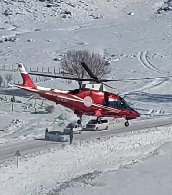 Kalp krizi geçiren vatandaş karlı yola inen ambulans helikopterle hastaneye kaldırıldı