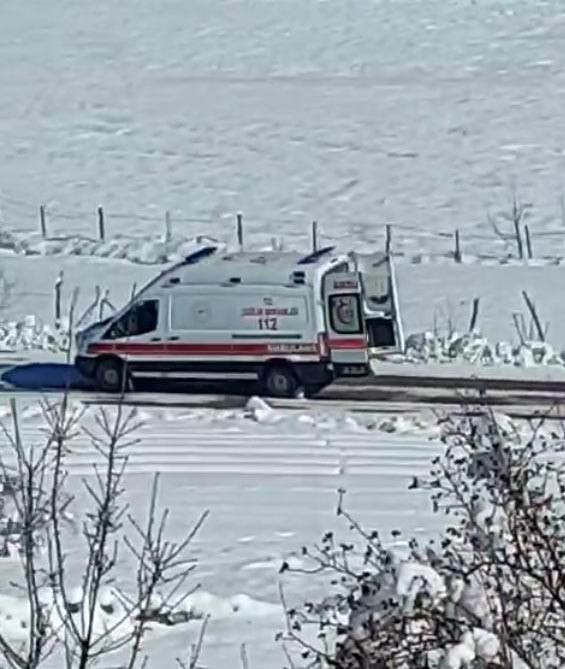 Kalp krizi ge&ccedil;iren vatandaş karlı yola inen ambulans helikopterle hastaneye kaldırıldı
