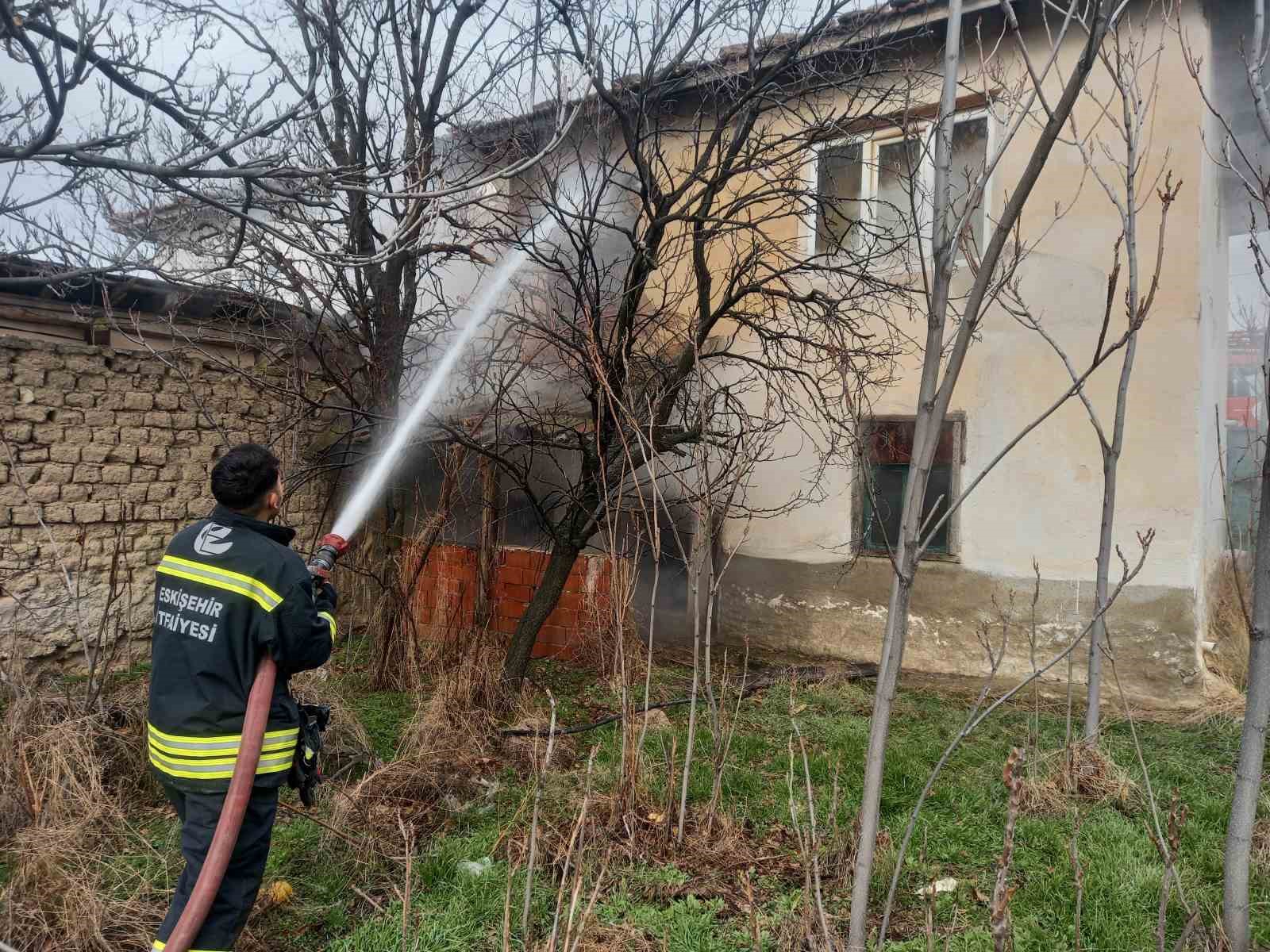 G&uuml;ny&uuml;z&uuml; il&ccedil;esindeki yangında ev kullanılamaz hale geldi
