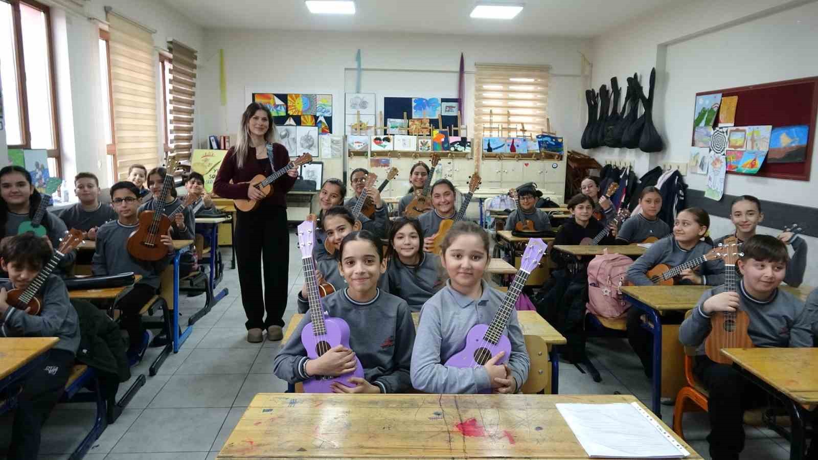 Bu sınıfta t&uuml;m &ouml;ğrenciler enstr&uuml;man &ccedil;alıyor
